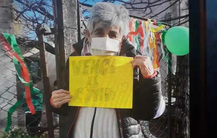 Video: Emocionante recibimiento barrial a la abuela que venció al COVID-19 en Lobos