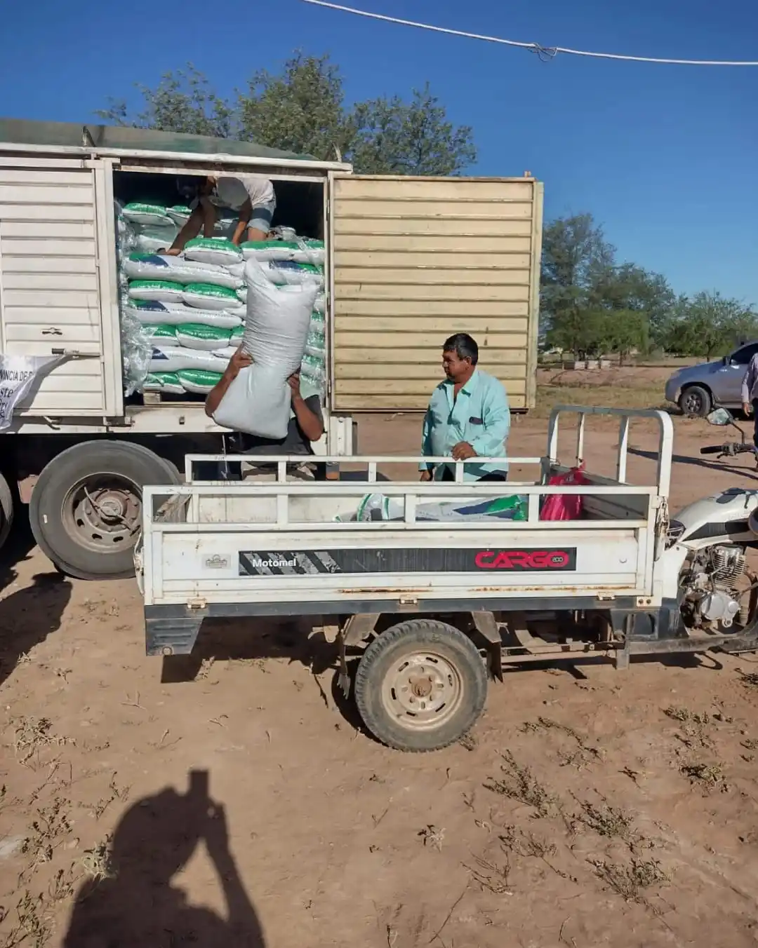 Ingeniero Juárez: continúa la entrega de alimento balanceado a productores ganaderos