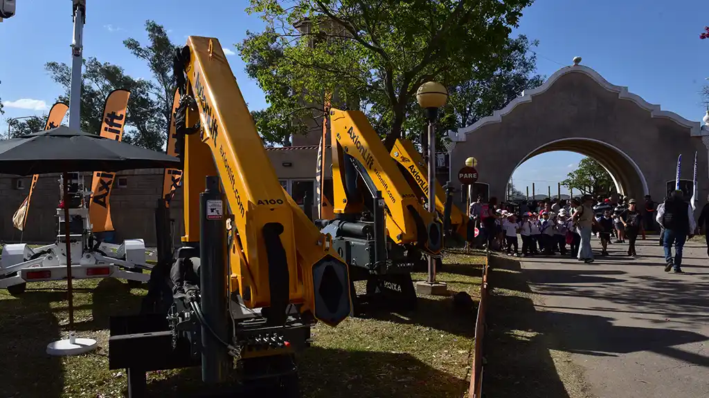 AxionLift muestra las novedades en elevadores e hidrogrúas