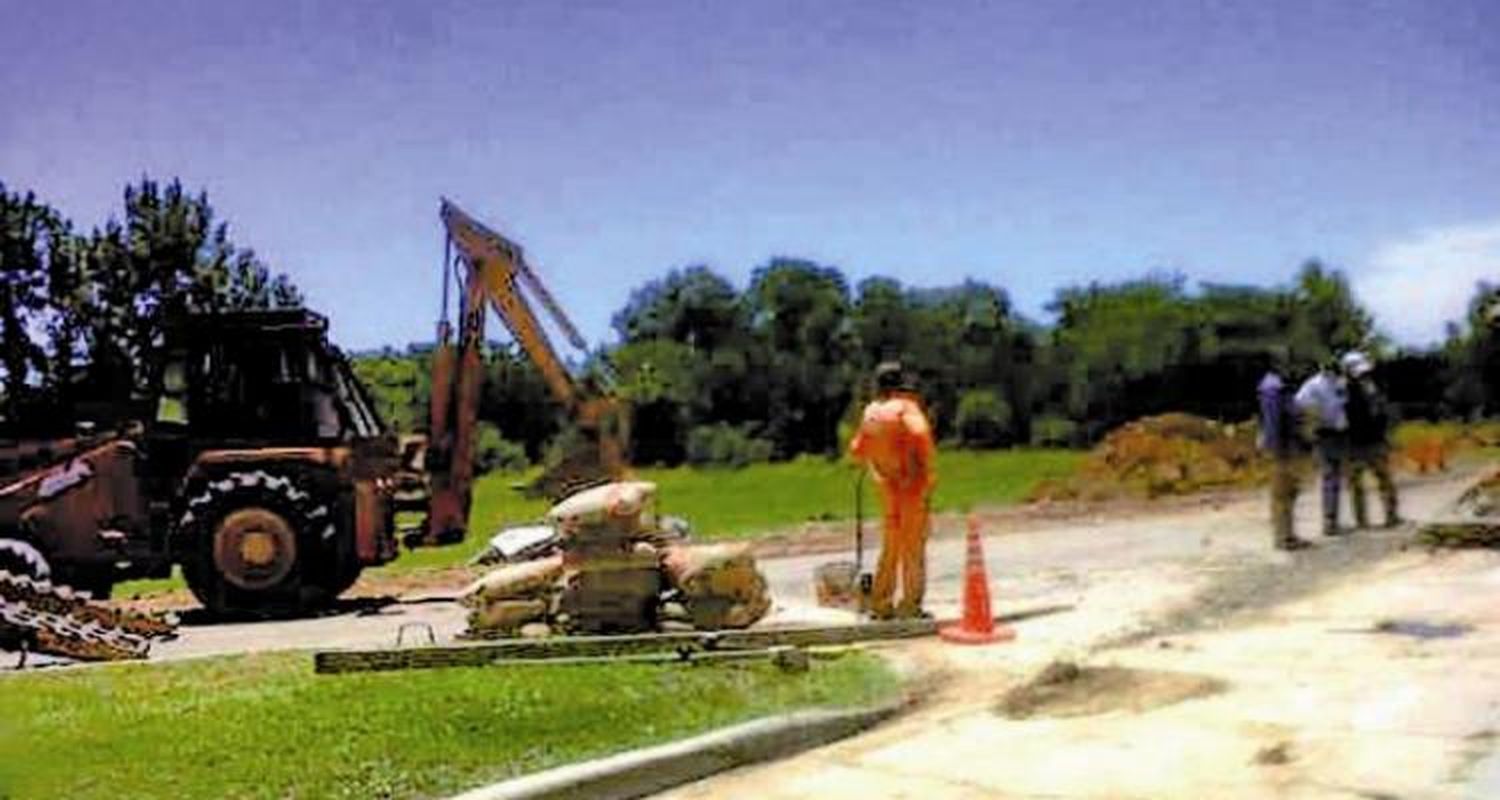 La Provincia aportó  un poco de material y hubo bacheo en la Ruta 1001