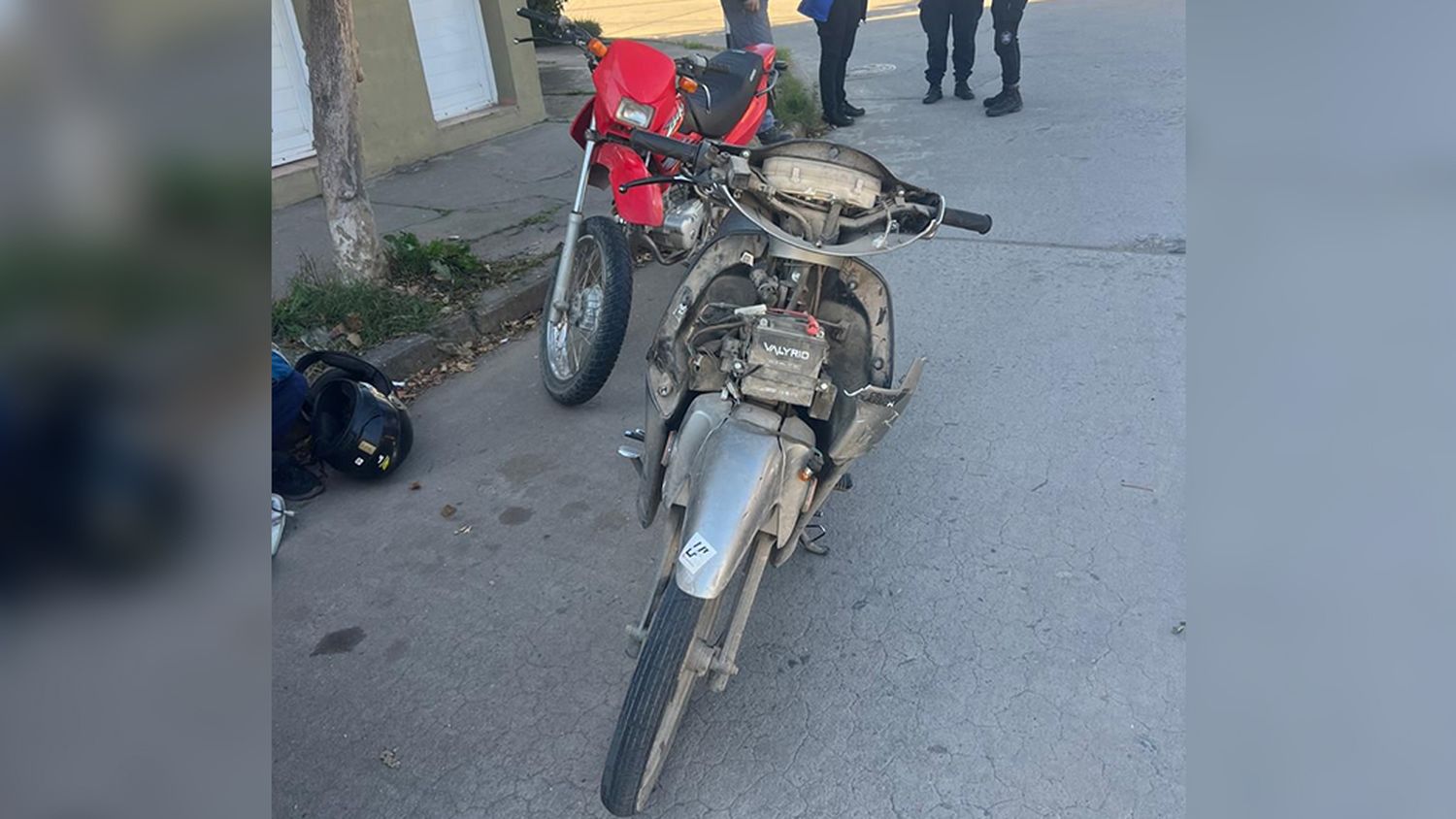 Choque entre dos motos en barrio La Milka: una mujer sufrió fractura