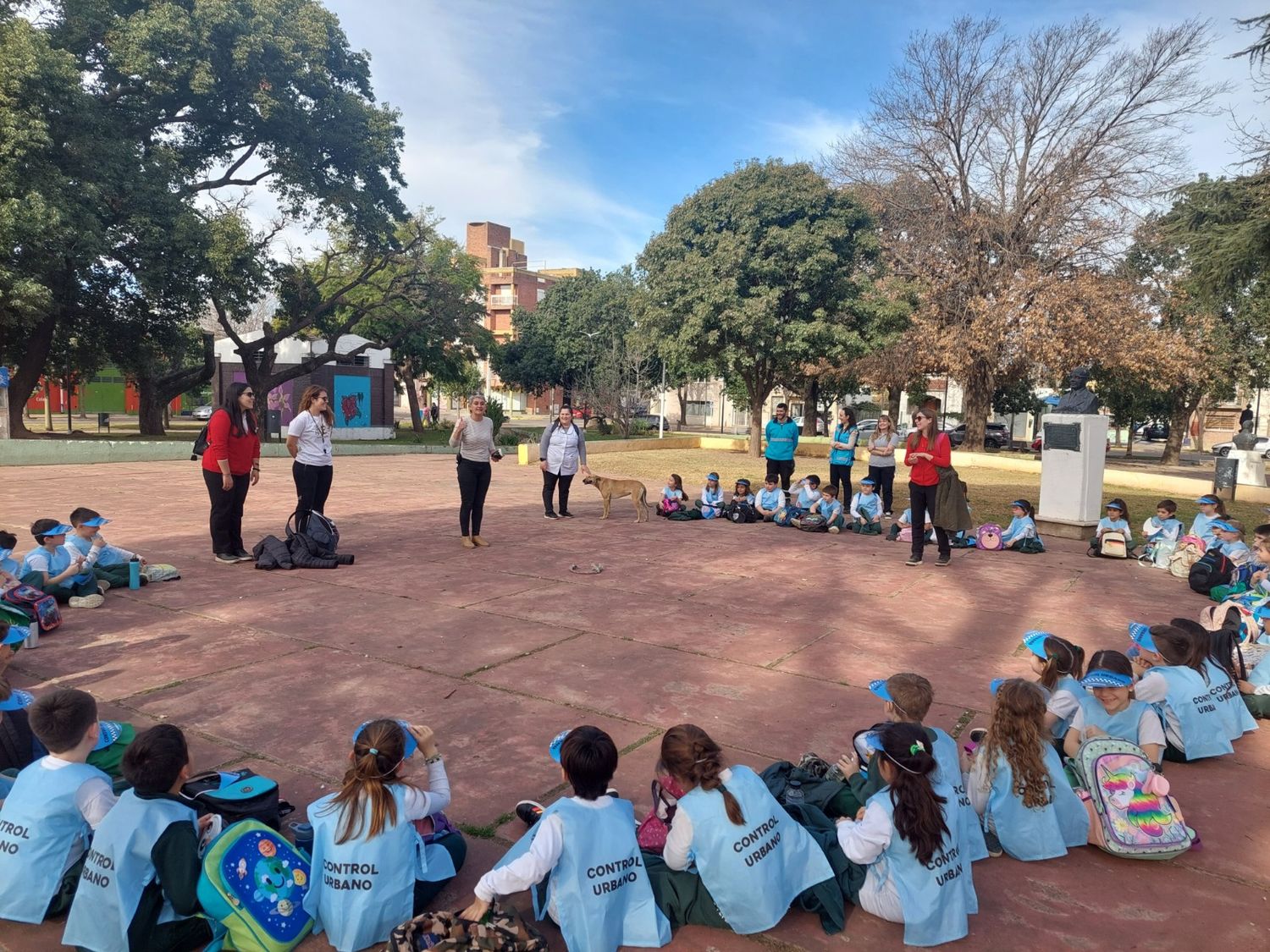 Silvia Rocha, Secretaria de Control Urbano, en charla con los niños.