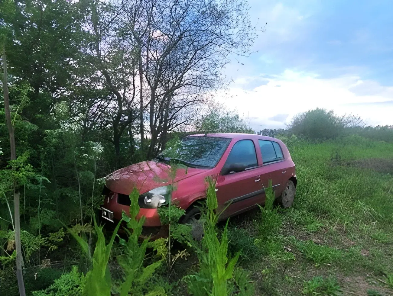 El Renault Clio robado en Baradero apareció abandonado en San Pedro.