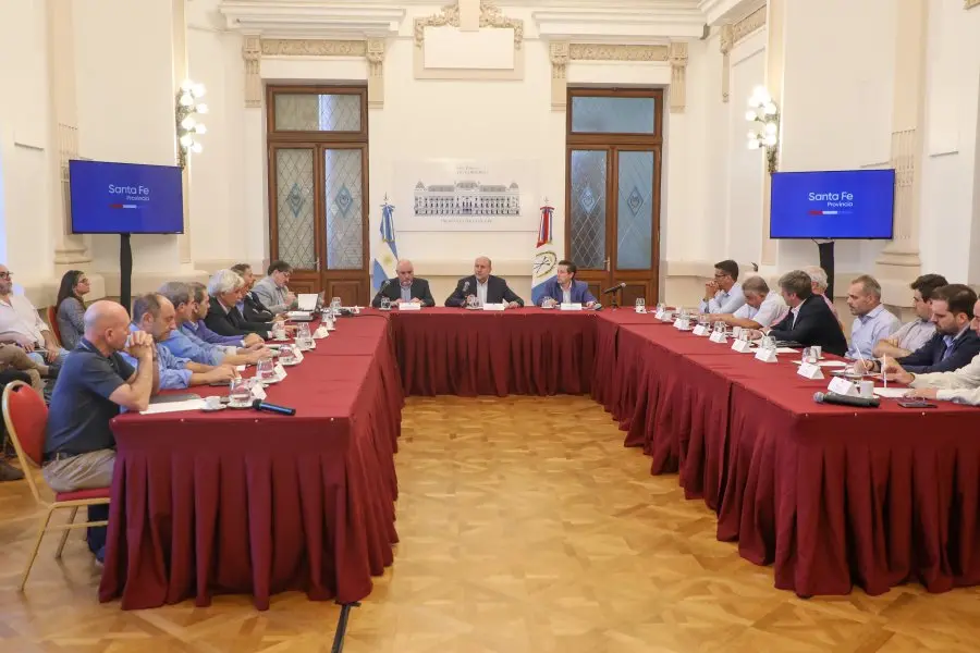 Perotti encabezó una reunión con las empresas adjudicatarias del Programa Santa Fe más conectada