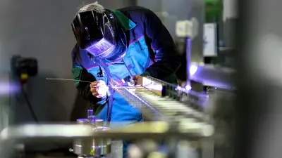 La industria cayó 14,7 % y la construcción 20,5 % en diciembre