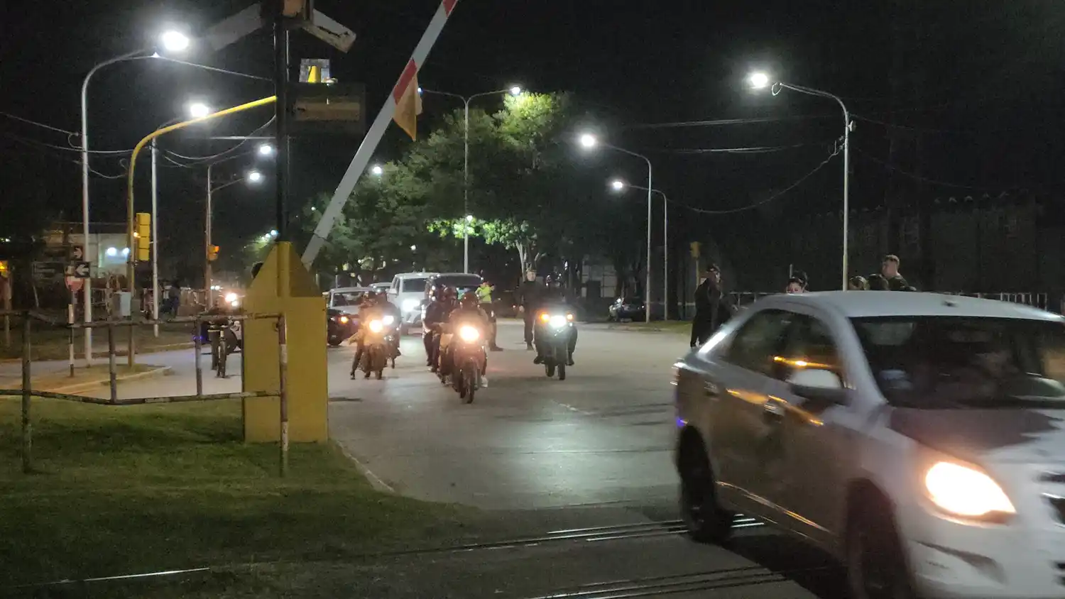 accidente choque aristobulo del valle avenida transito noche policia patrullero moto - 3