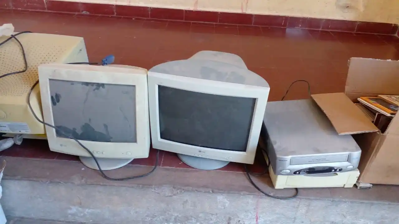 La Escuela San Juan Bosco dono RAEEs a la Dirección de Ambiente