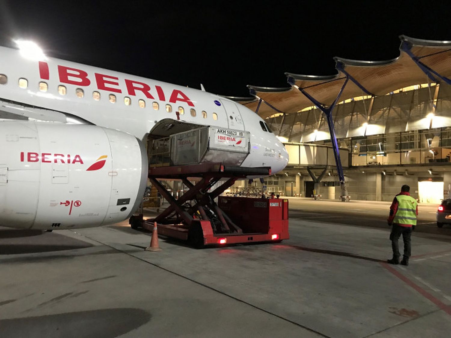 España: llegaron las primeras vacunas en vuelos de Iberia