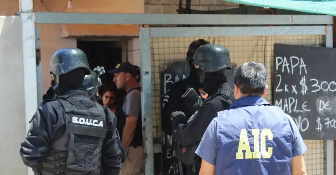 Vía Honda: múltiples allanamientos con detenidos, secuestro de armas y droga