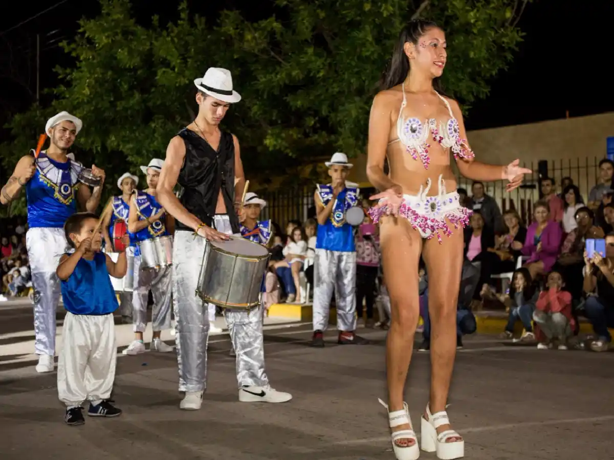 Arroyito se viste de carnaval             