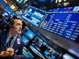 Se desplomaron acciones y bonos en medio de la tensión financiera que se vive en el país