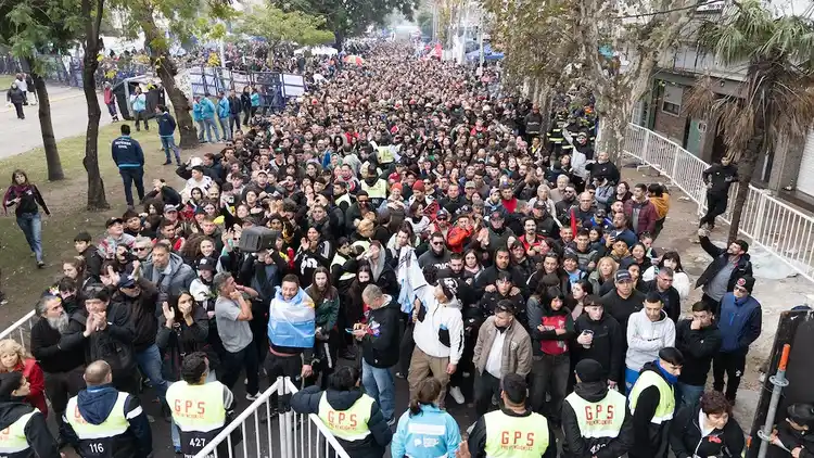 Con una fila de más de 50 cuadras, miles de fanáticos le dan el último adiós al Indio Solari