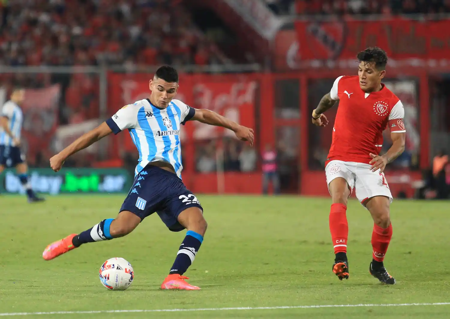 Alcaraz prepara el derechazo ante Lucas Romero.