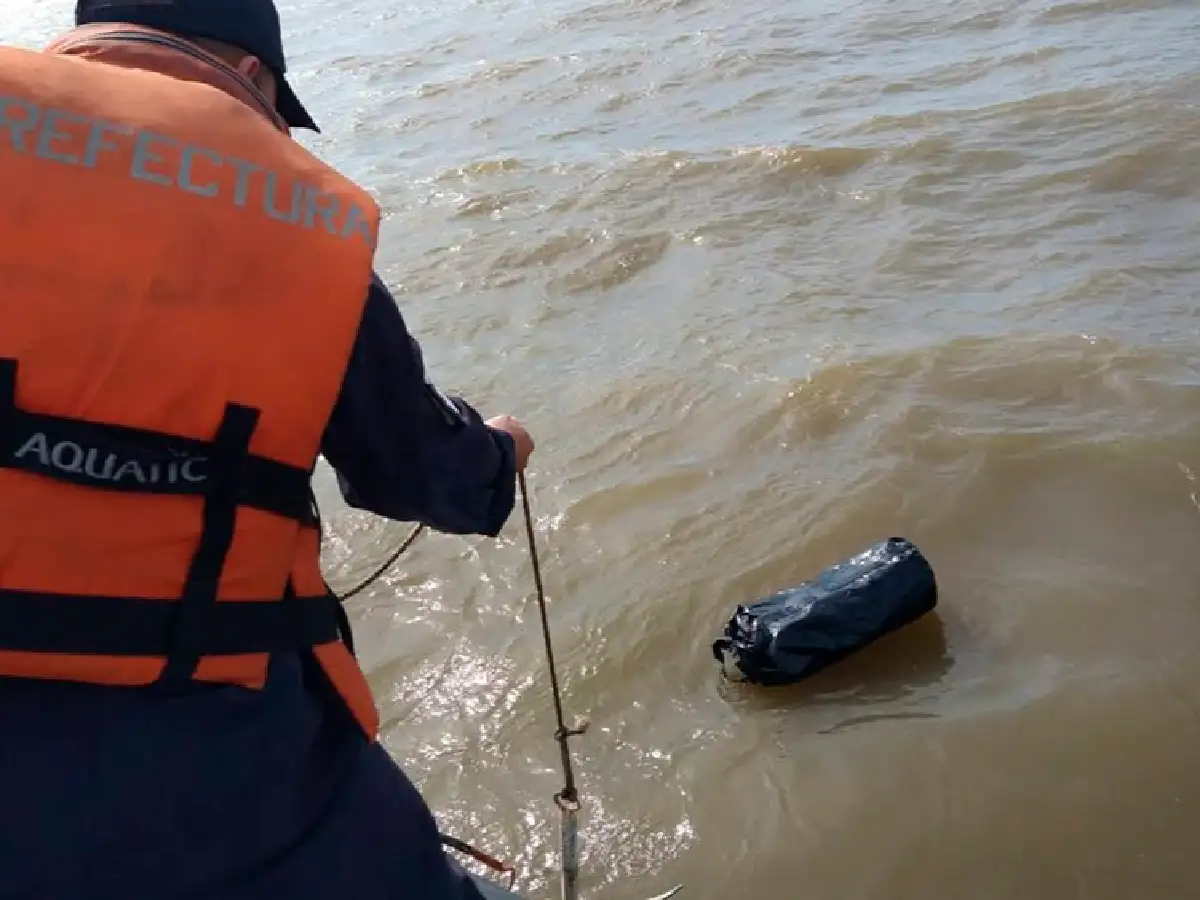 Una embarcación a la deriva, un exCadillac, 37 kilos de cocaína y un muerto
