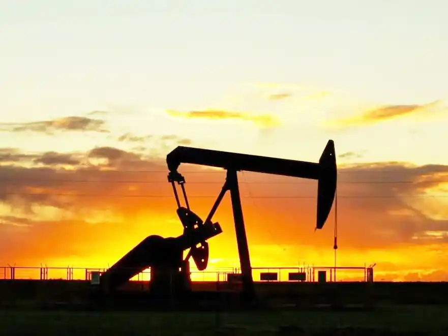 Pese a la caída del petróleo, se mantienen las expectativas de un superávit energético