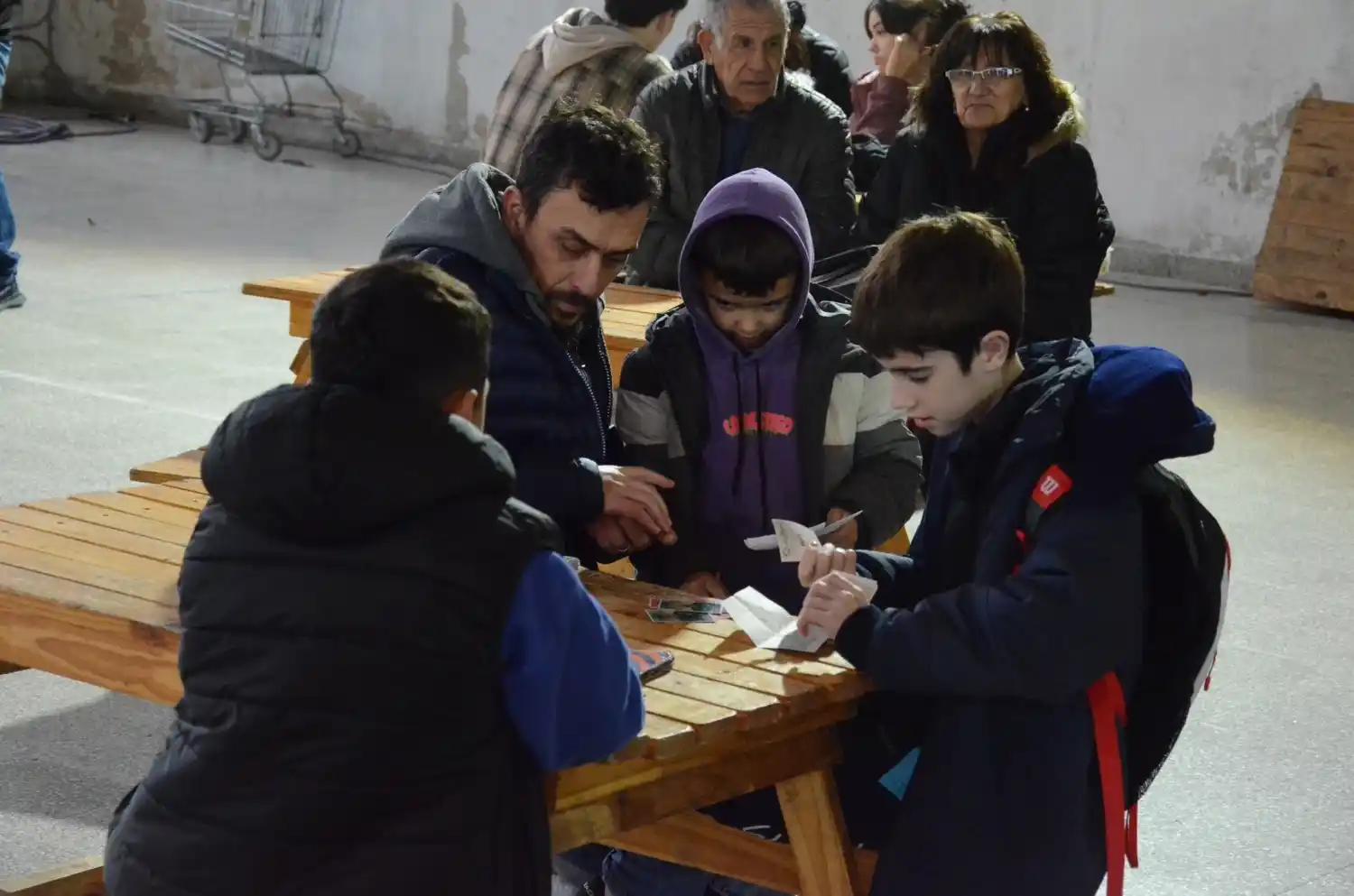Padres e hijos forman parte del intercambio de figuritas cada domingo.