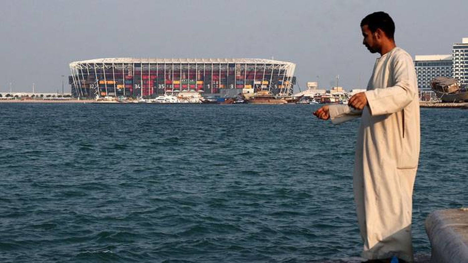 El estadio de los "contenedores" y la preocupación por el estado del césped