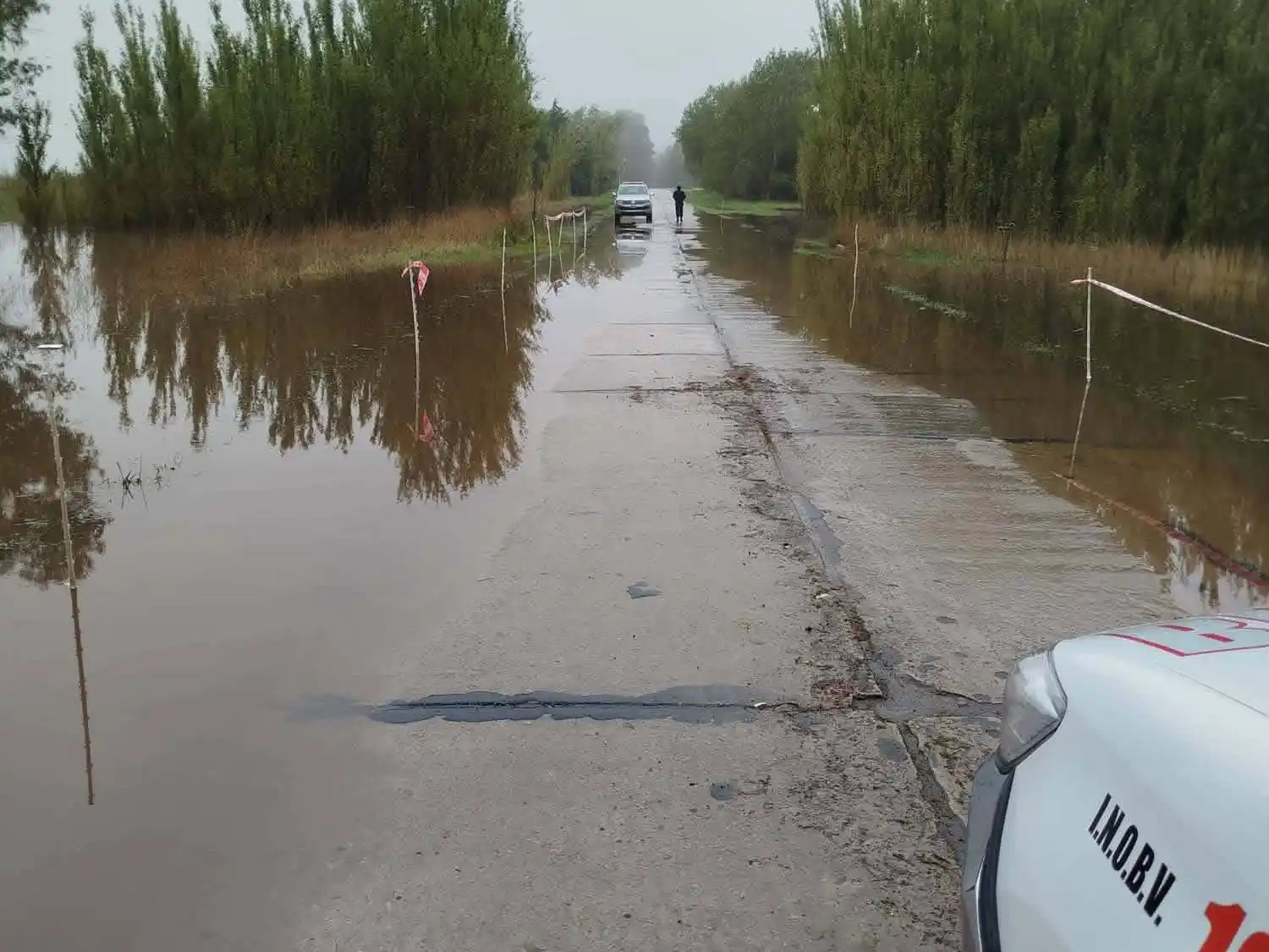 Se inundó el acceso a La Dulce: trabajaron bomberos durante la noche y la mañana