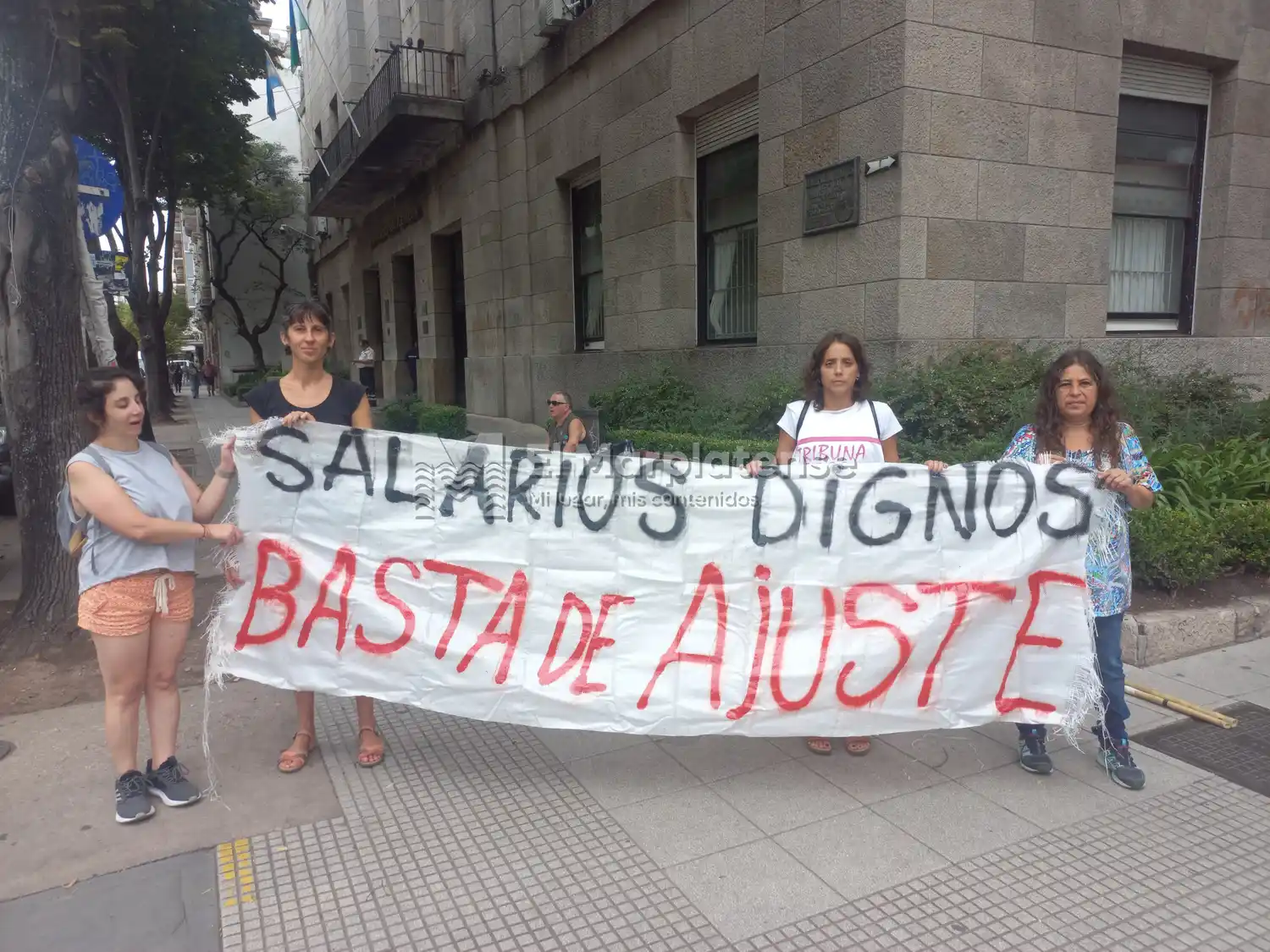 La agrupación señaló que hay una sobrecarga de alumnos, falta de infraestructura y salarios que no llegan a la canasta básica familiar.