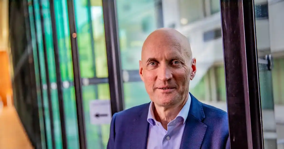 Ernst Kuipers, ministro de Salud neerlandés, destacó la vacuna adaptada a Ómicron.