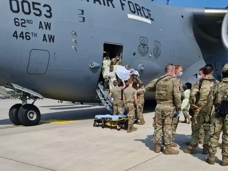 Afganistán: una mujer dio a luz a bordo de un avión de evacuación