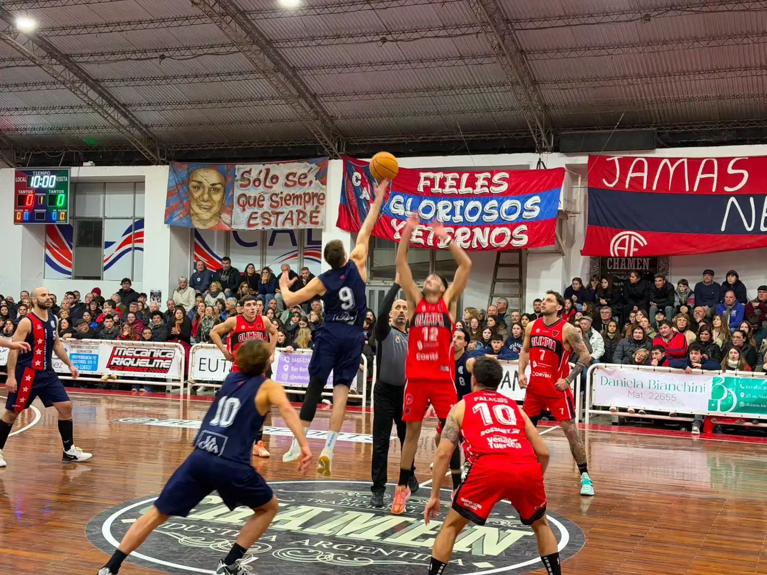 Salto inicial en una noche donde el vigente tricampeón sacó a relucir toda su jerarquía. Foto: Sur24