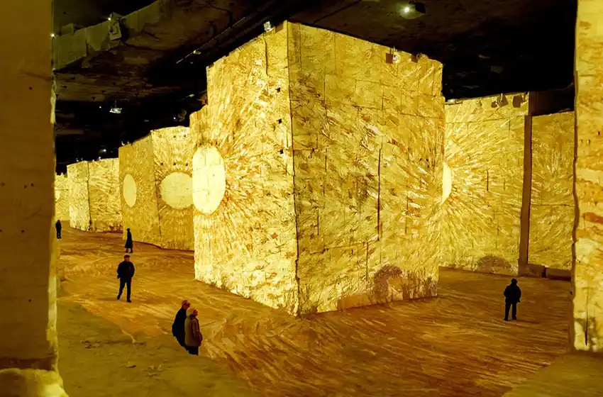 Chanel escogió como escenario a Carrières de Lumières, Baux-de-Provence, en la Provenza francesa, para presentar su colección Crucero 2021/22