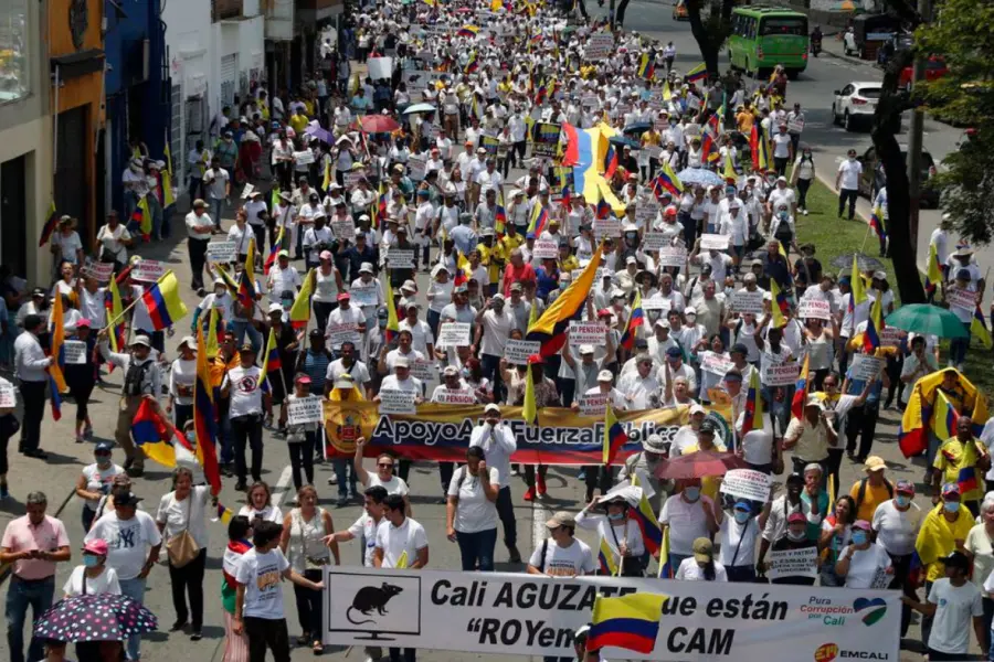 Miles de personas marchan en Colombia para oponerse a las reformas de Petro
