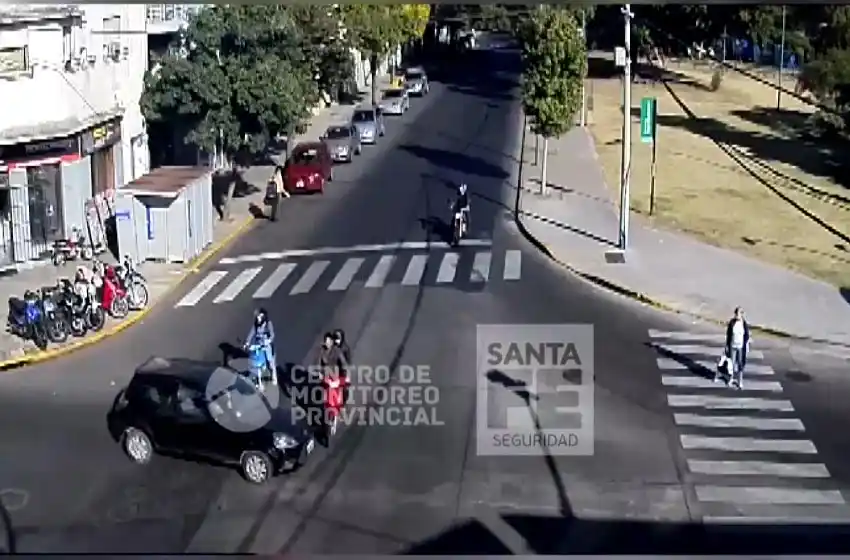 Brutal choque entre una moto y un auto