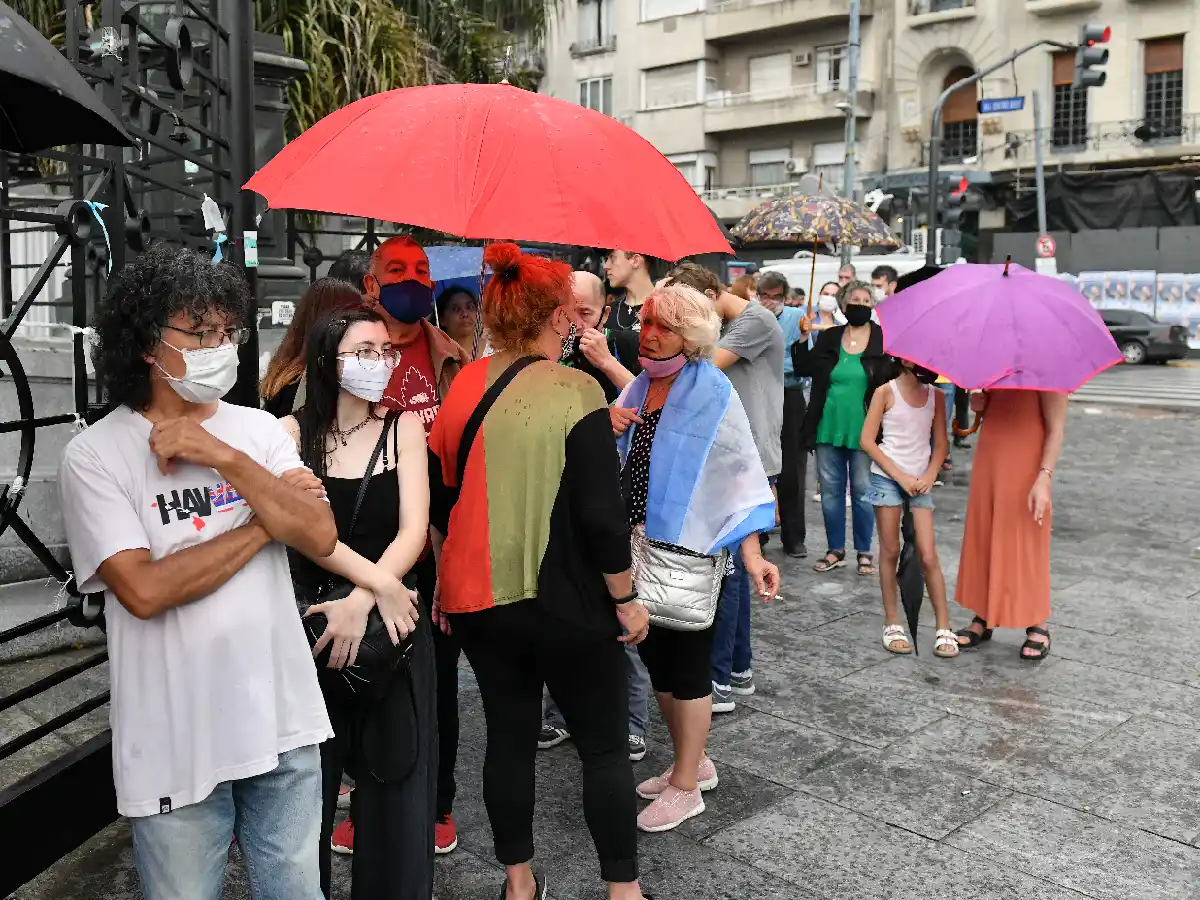 Decenas de personas acudieron al Congreso a darle el último adiós a Carlos Menem