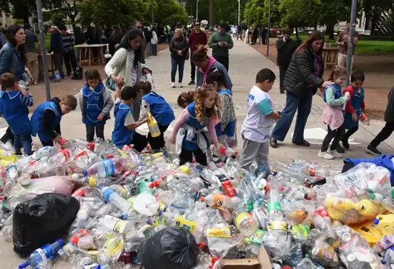 Punto Verde cerró el año en la Plaza Independencia y pidió a la comuna instalar contenedores de reciclaje