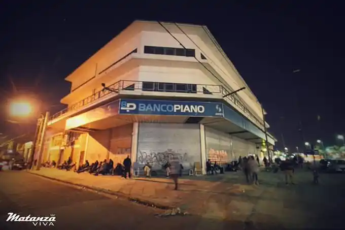 La odisea de cobrar en cuarentena: Largas filas desde anoche en las sucursales del Banco Piano de toda la Provincia
