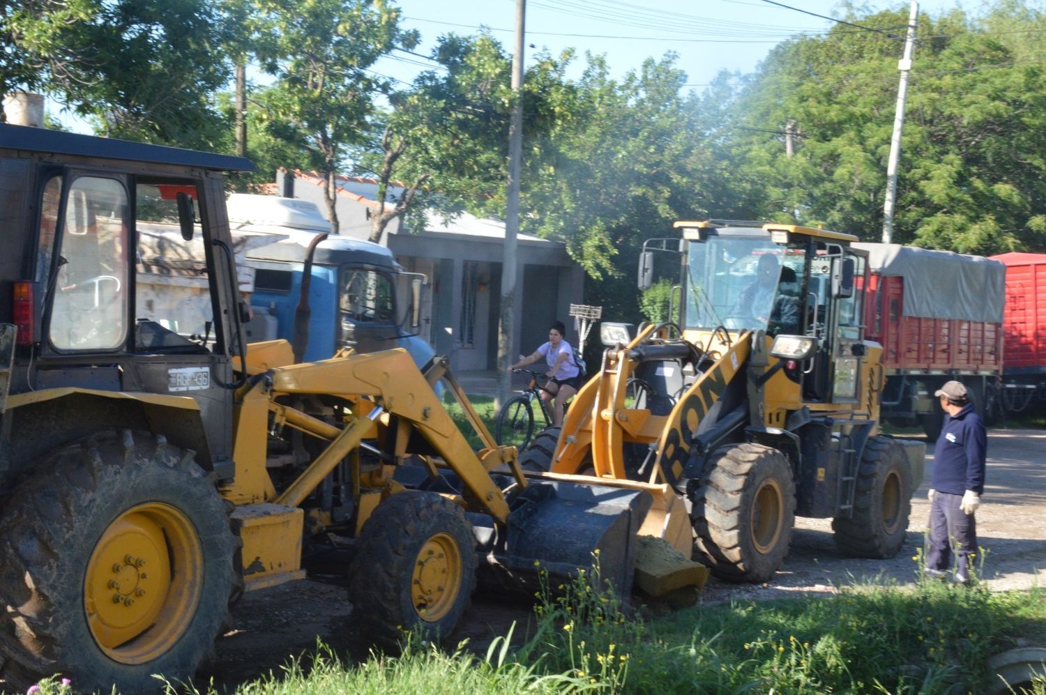 Las máquinas desarrollan los trabajos en los barrios.