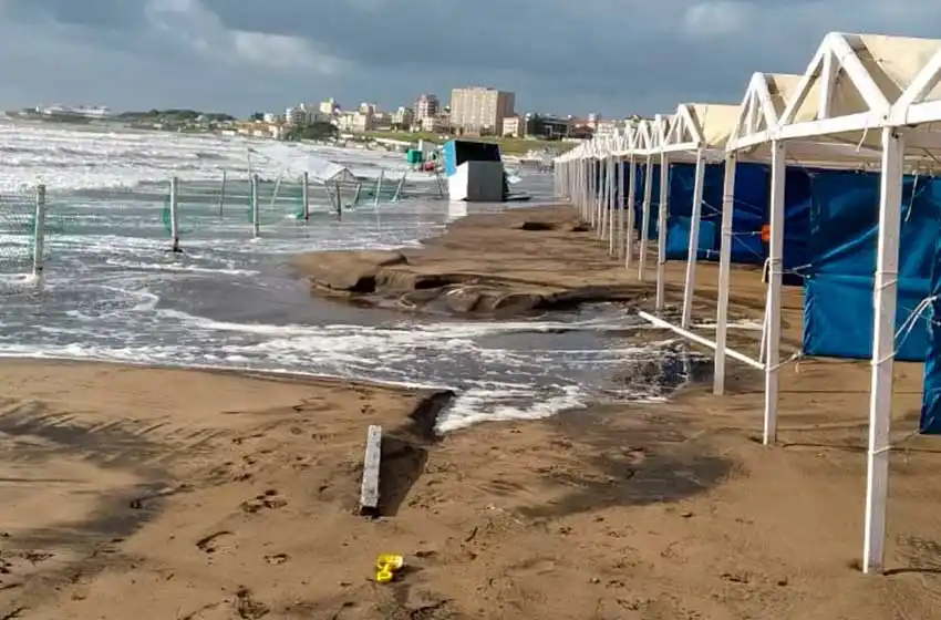 Por los fuertes vientos, la crecida del mar alcanzó las carpas y causó daños materiales