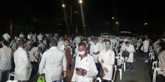 ¡Bioseguridad para médicos no hay! Régimen se trae a galenos cubanos para luchar contra el Covid-19