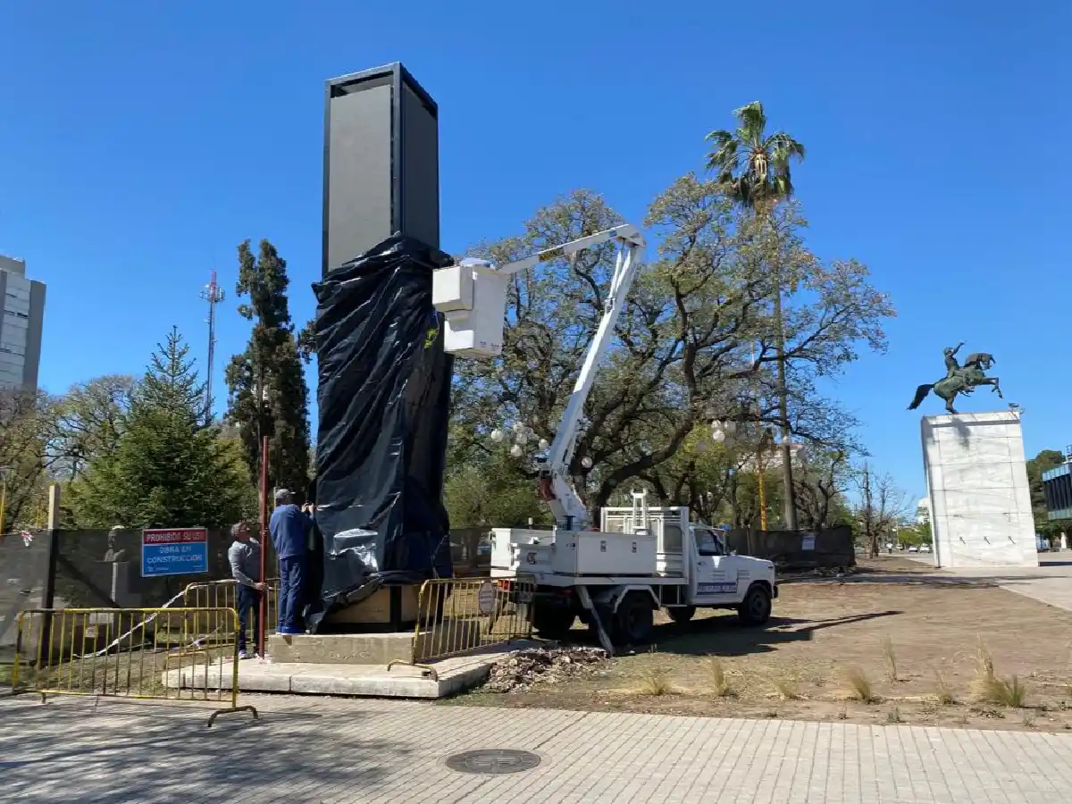 Se iniciaron las obras para colocar el nuevo reloj led en la Plaza Cívica