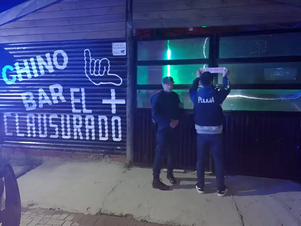 "Chino bar, el más clausurado", dice en el frente el local de César Villarruel.