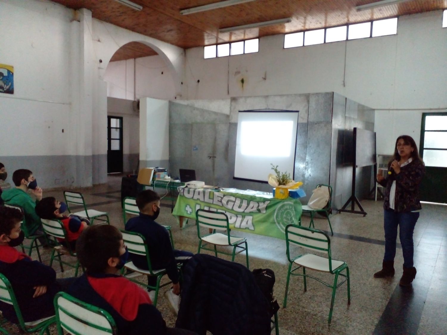 Verónica Gómez brindo una charla en la Escuela Técnica