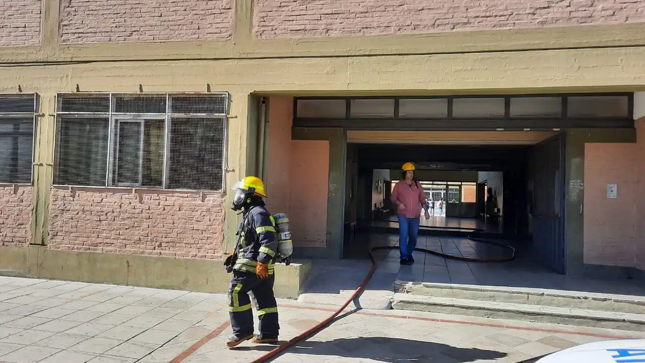 Incendio en la escuela Industrial: peritos de Bomberos de Policía y arquitectos del Consejo Escolar evalúan los daños