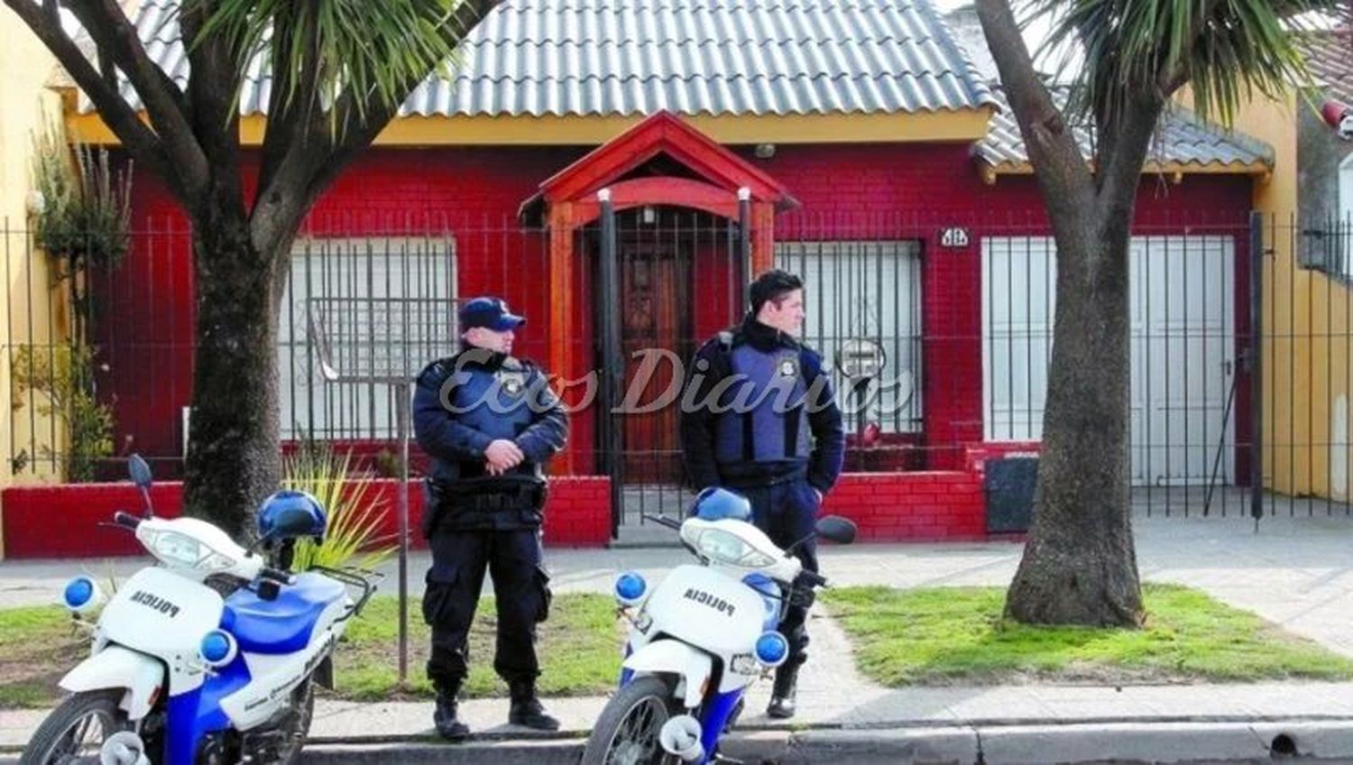 Lugar del crimen. La Policía custodia el frente de la vivienda la mañana siguiente al homicidio