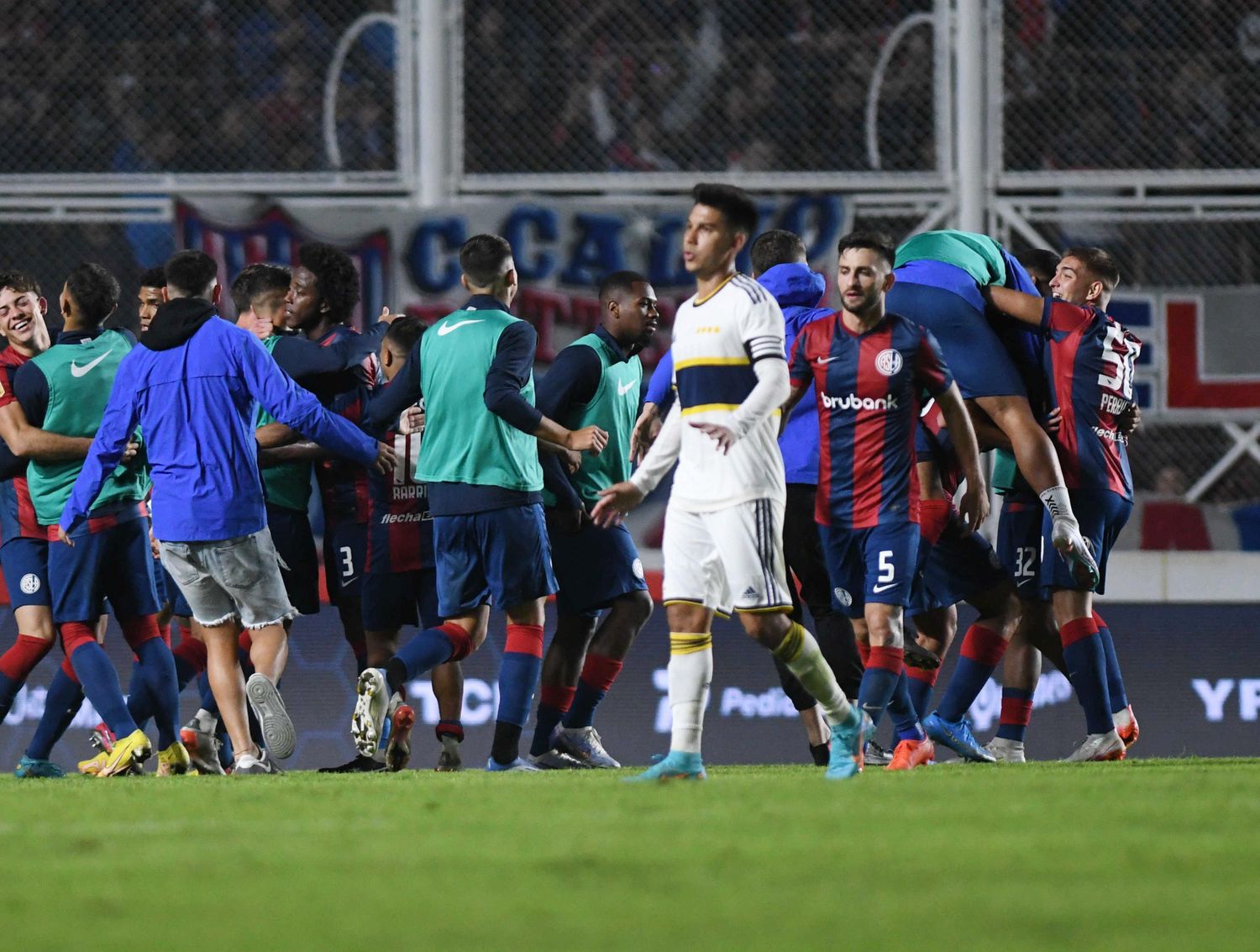 Pol Fernández lamenta el gol en contra que le dio el triunfo a San Lorenzo.