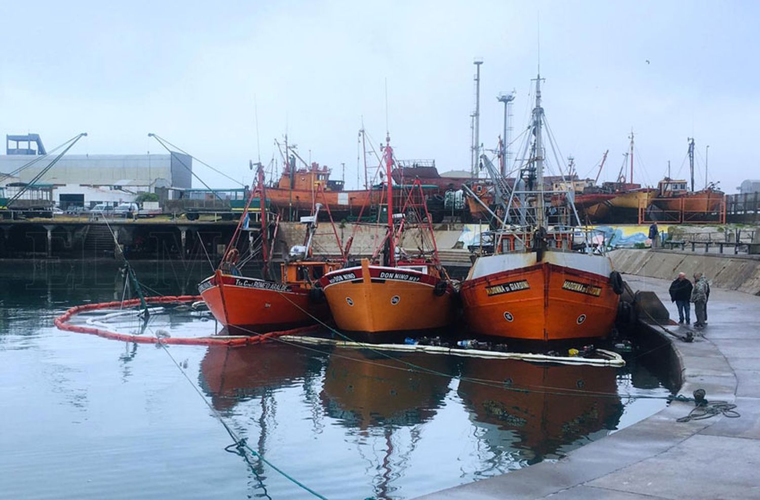 Se hundió una lanchita amarilla amarrada en el Puerto