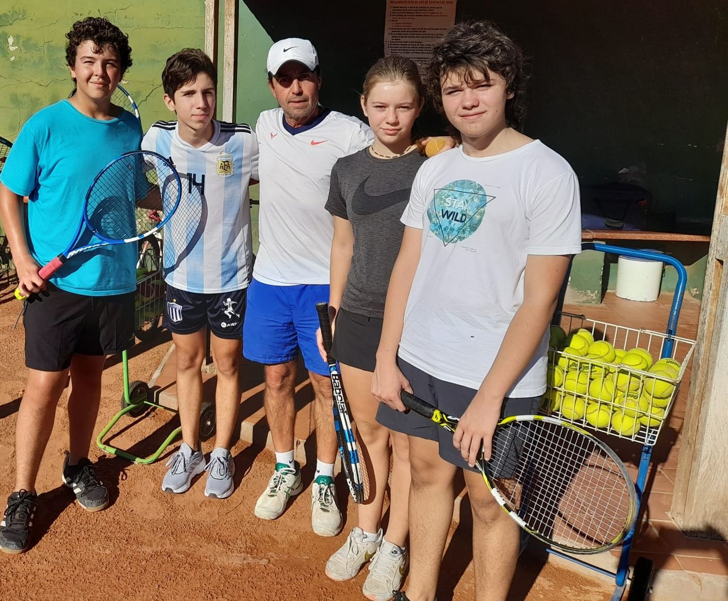 El profesor Oscar Bassino junto a un grupo de alumnos juveniles. Las expectativas para el 2022 son más que optimistas.