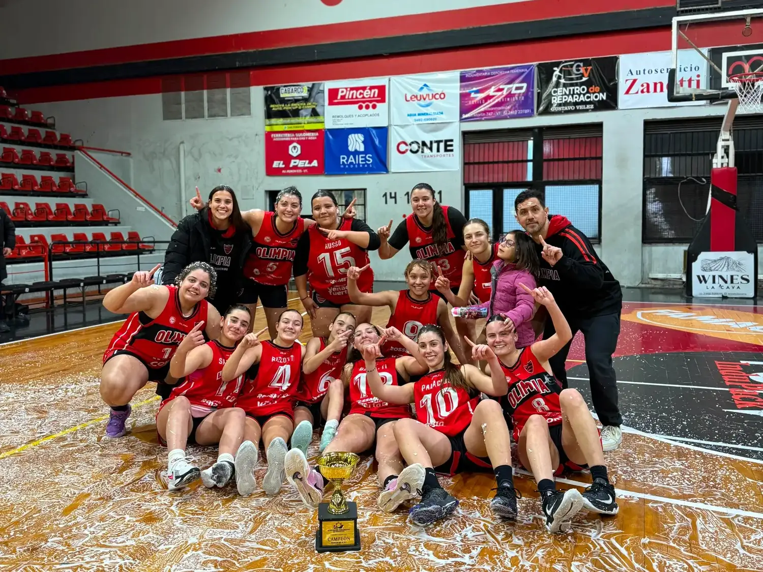 Las chicas del Rojo consiguieron la única copa que le faltaba en el básquet femenino. Foto: Prensa Olimpia