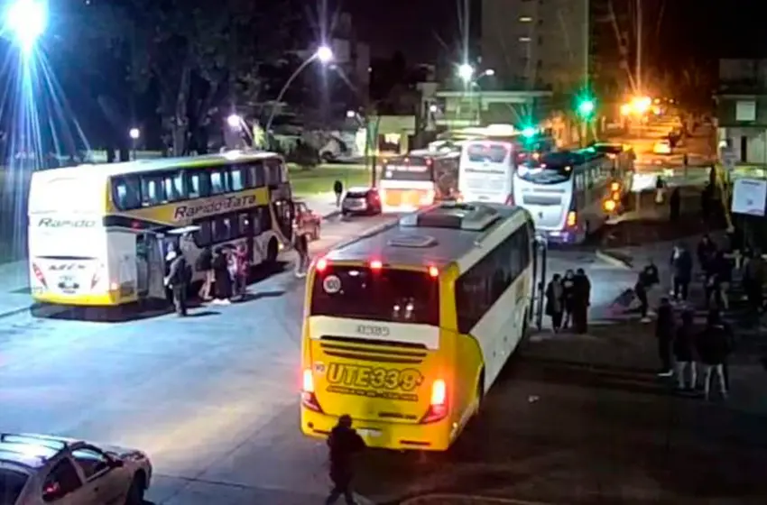 Maleteros realizan un paro y los colectivos de larga distancia no pueden ingresar a la Terminal