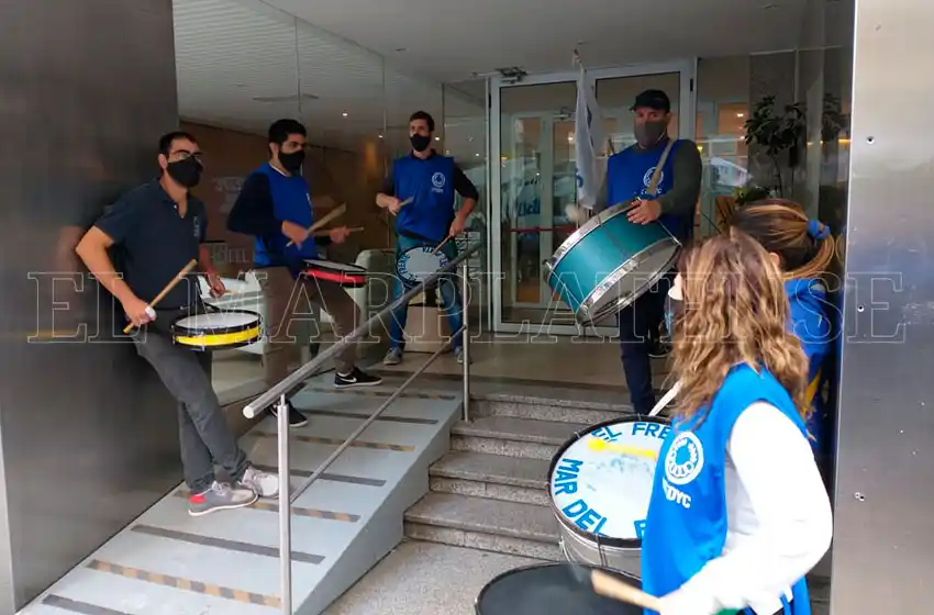 Fuerte reclamo de trabajadores temporarios en un hotel del centro