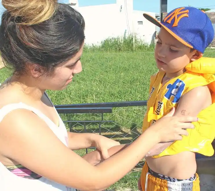 Recomendaciones para prevenir lesiones o quemaduras en la piel de los niños frente al sol