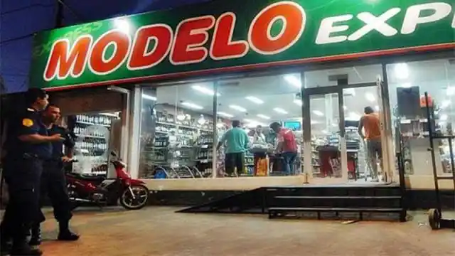 Entró armado a un supermercado y como había poco dinero también se llevó carne