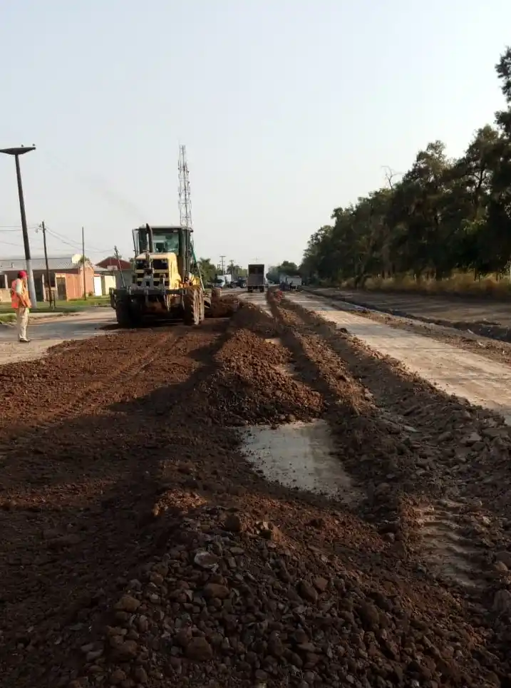 Avanzan los trabajos de enripiado y perfilado de calles en barrios capitalinos