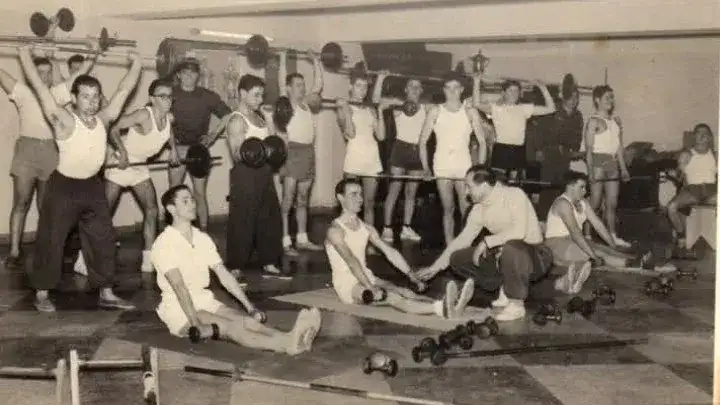 “Artesanal”. Santo Passero guiando una clase en su gimnasio de 57 entre 68 y 70